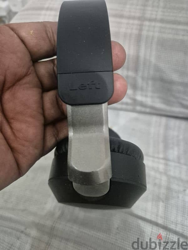 very good overhead headphone available good condition available 4