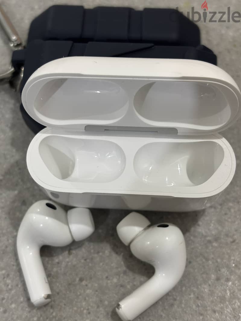 Apple AirPods Pro 3 brand new still under warranty  all accessories 5