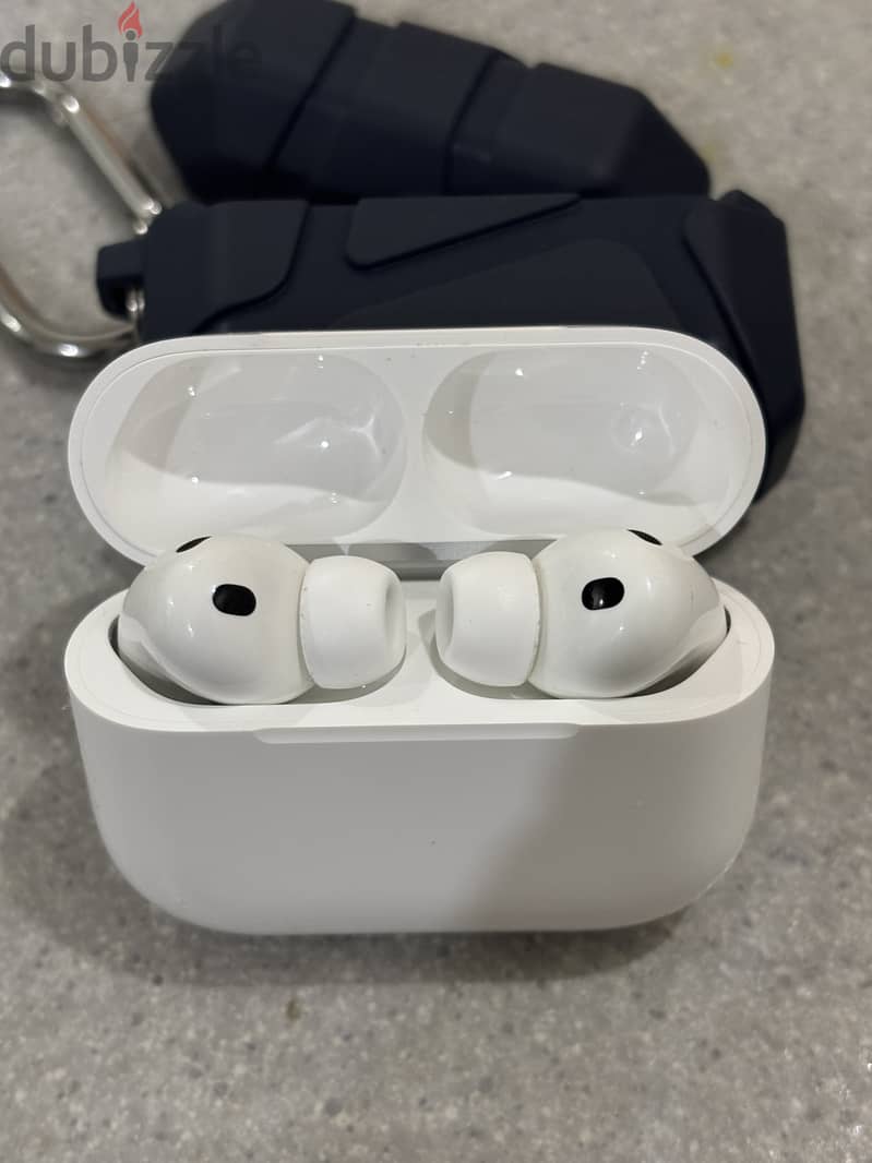 Apple AirPods Pro 3 brand new still under warranty  all accessories 6