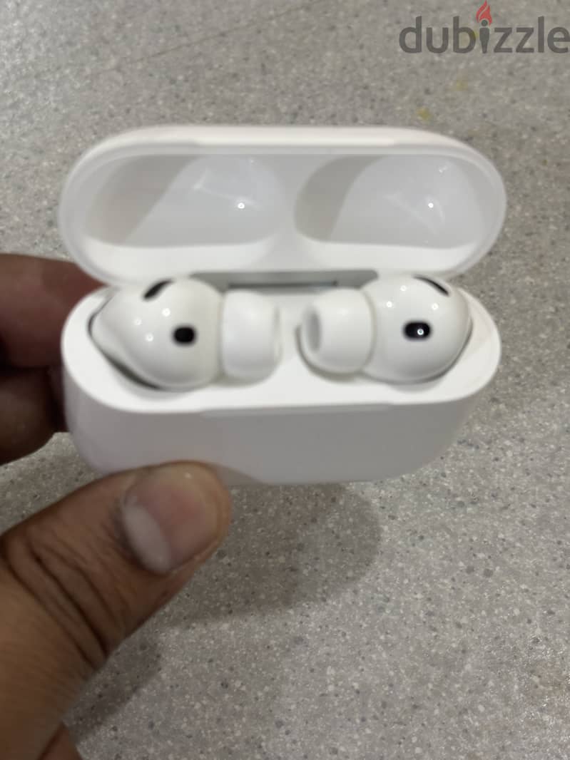 Apple AirPods Pro 3 brand new still under warranty  all accessories 7