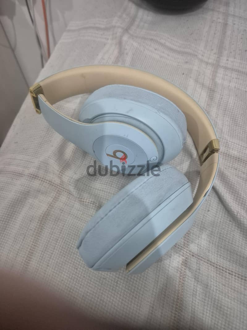 beats studio 3 good working condition available 1