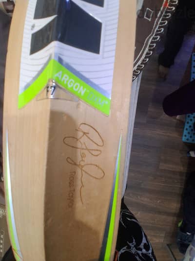 ROSS TAYLOR SIGNED BAT FOR SALE