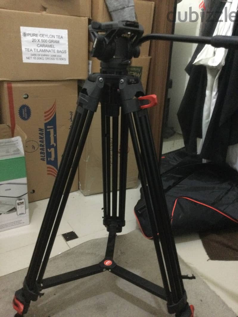 Comon brand camera video tripod same like new 2