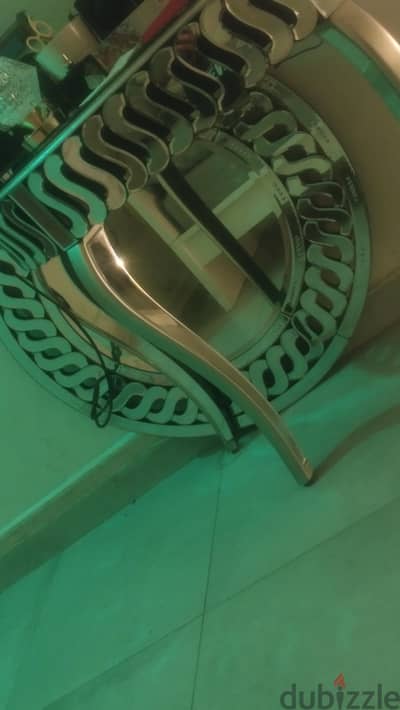 طاوله مع جامتها