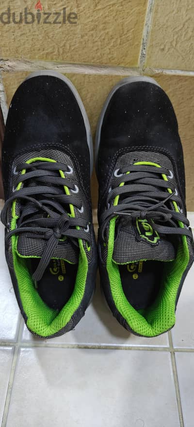 2 gladiator safety shoes for sale in excellent condition.