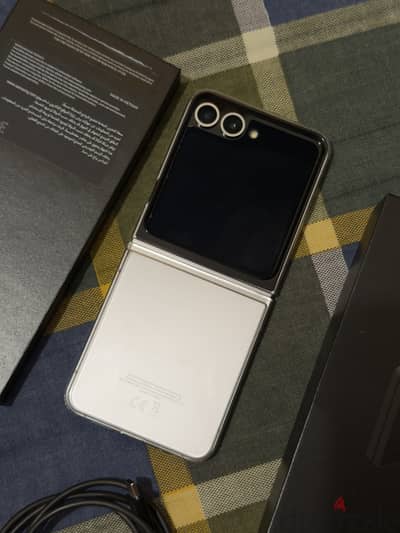 Samsung Z Flip 6 250 gb. Slightly used. Good as new. No scratches