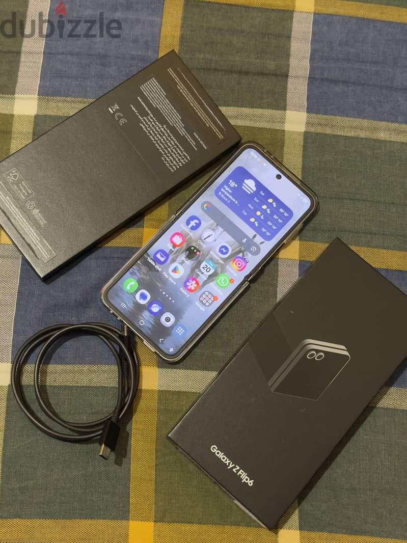 Samsung Z Flip 6 250 gb. Slightly used. Good as new. No scratches 1