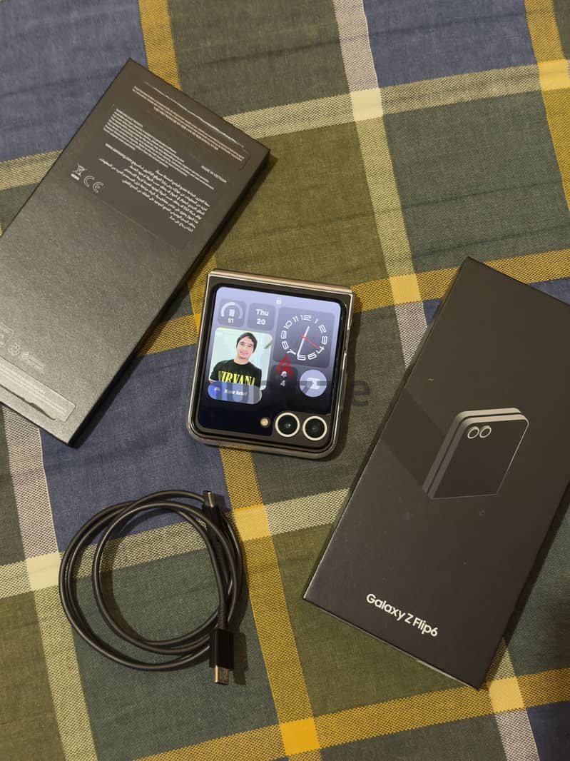 Samsung Z Flip 6 250 gb. Slightly used. Good as new. No scratches 2