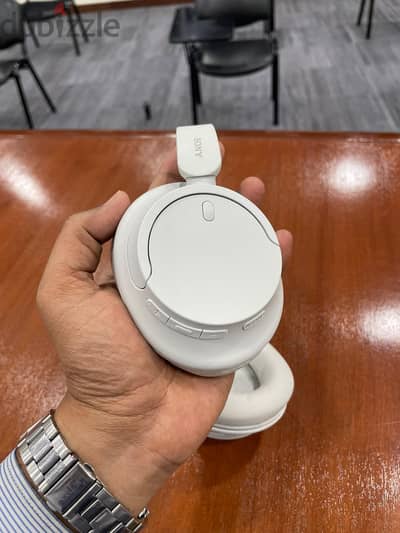 sony 720N overhead headphone available excellent working condition