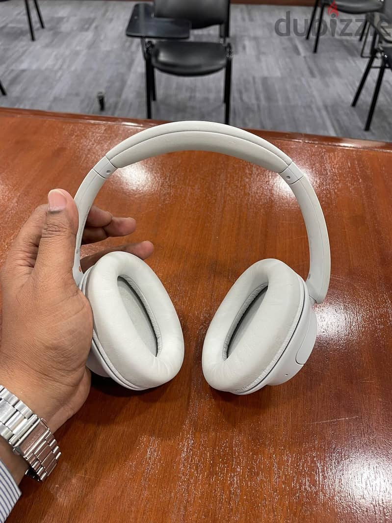 sony 720N overhead headphone available excellent working condition 3