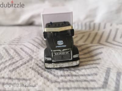 Majorete Mack Granite Police Force semitruck