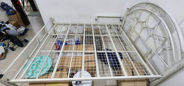 Metal bed