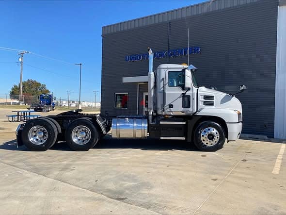 2024 Mack MD6 Box Truck 1