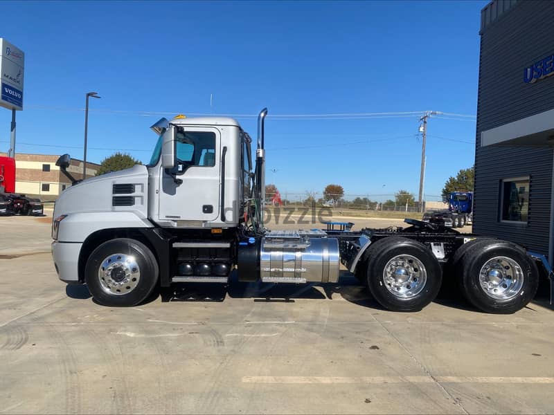 2024 Mack MD6 Box Truck 3