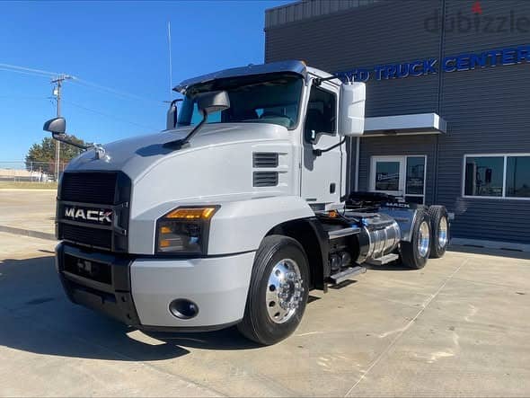 2024 Mack MD6 Box Truck 4