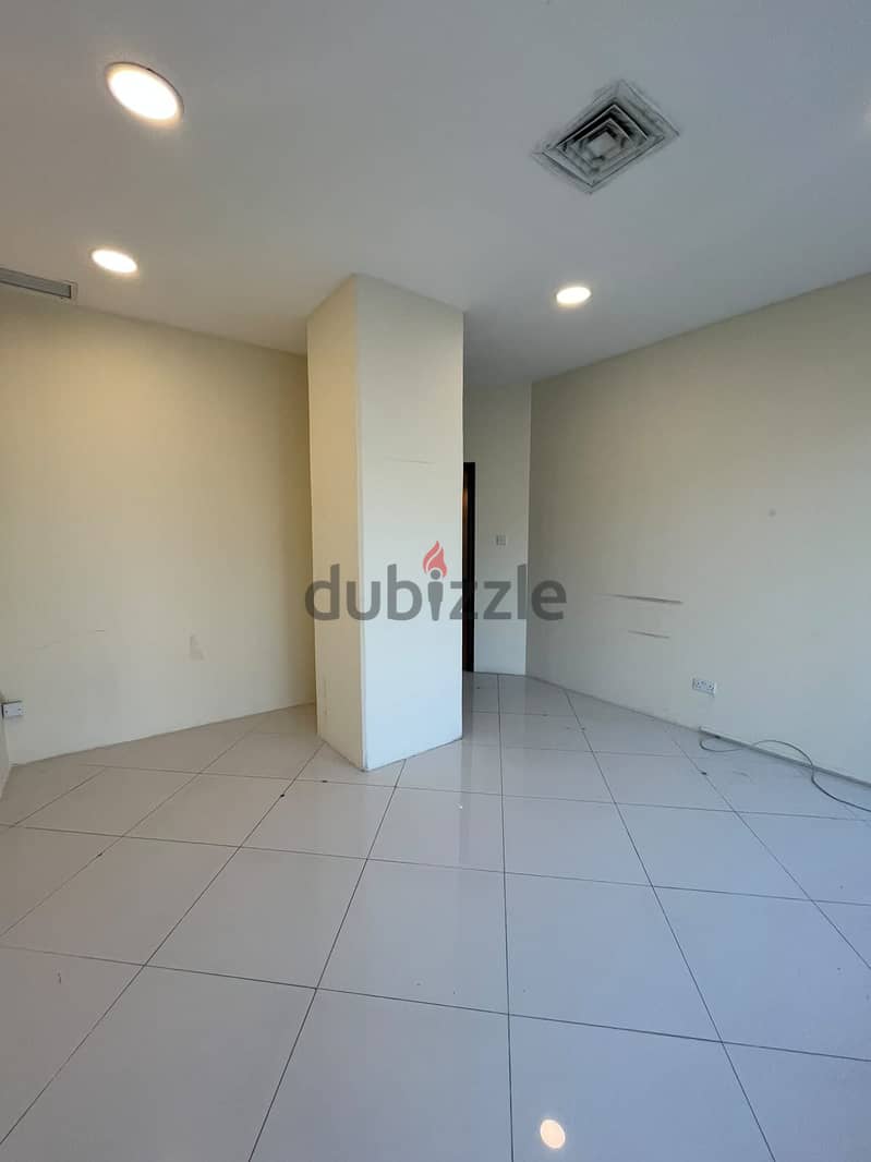 Half a Commercial Floor with panoramic view for rent in Qibla. 4