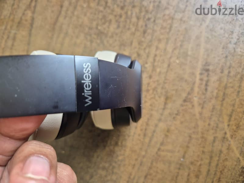 Beats solo 3 wireless headphone available very good working condition 2