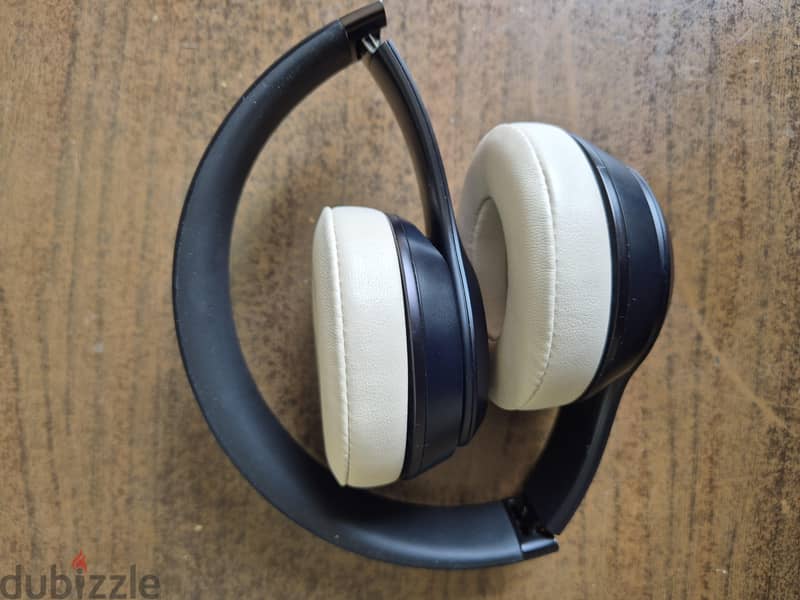 Beats solo 3 wireless headphone available very good working condition 4