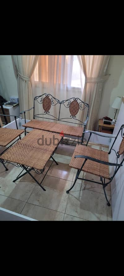 طقم كلاسيكى راقى من الخيرزان الطبيعى منسوج يدوى والفورفرجه بحاله ممتاز