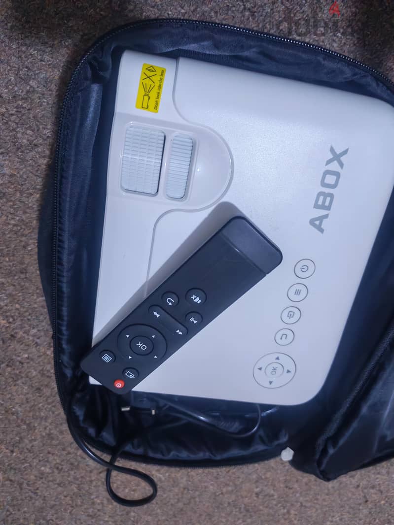 projector ABOX smart android 1080p video 4K looks like new yes box 17