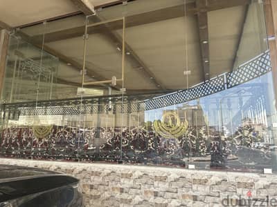للبيع واجهة زجاج سكريت كاملة 23 قطعة بحالة ممتازة