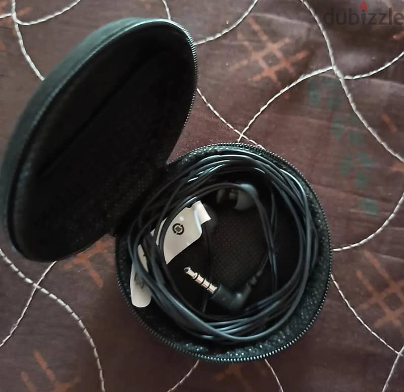 Skullcandy Earphones 30 pieces brand new sealed in 3 colors. 7