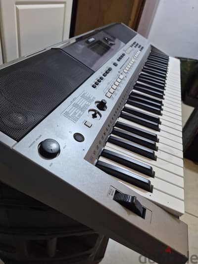 Yamaha PSR-E443 Digital Synthesizer / Keyboard