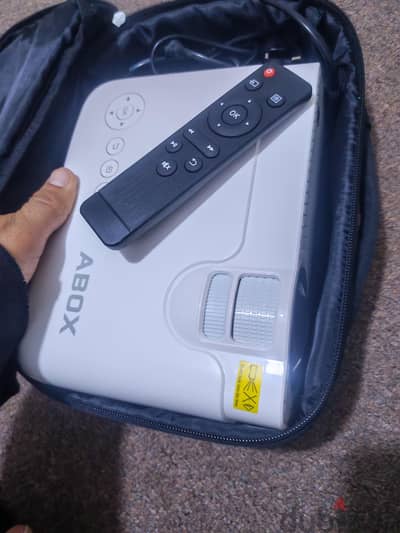 projector  smart android 1080p video 4K looks like new
