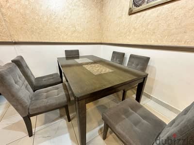Dining Table with 6 Chairs – Excellent Condition