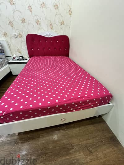 Queen Size Bed with Mattress – Excellent Condition