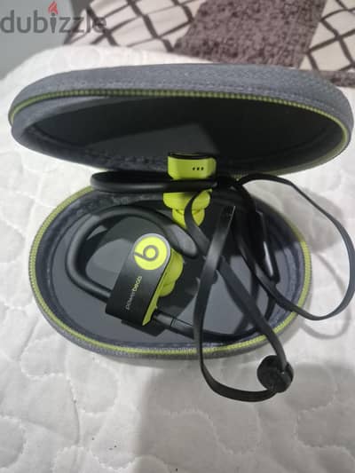 power beats 3 available very good condition like new