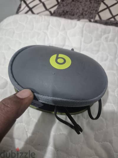 Power beats 3 earbuds