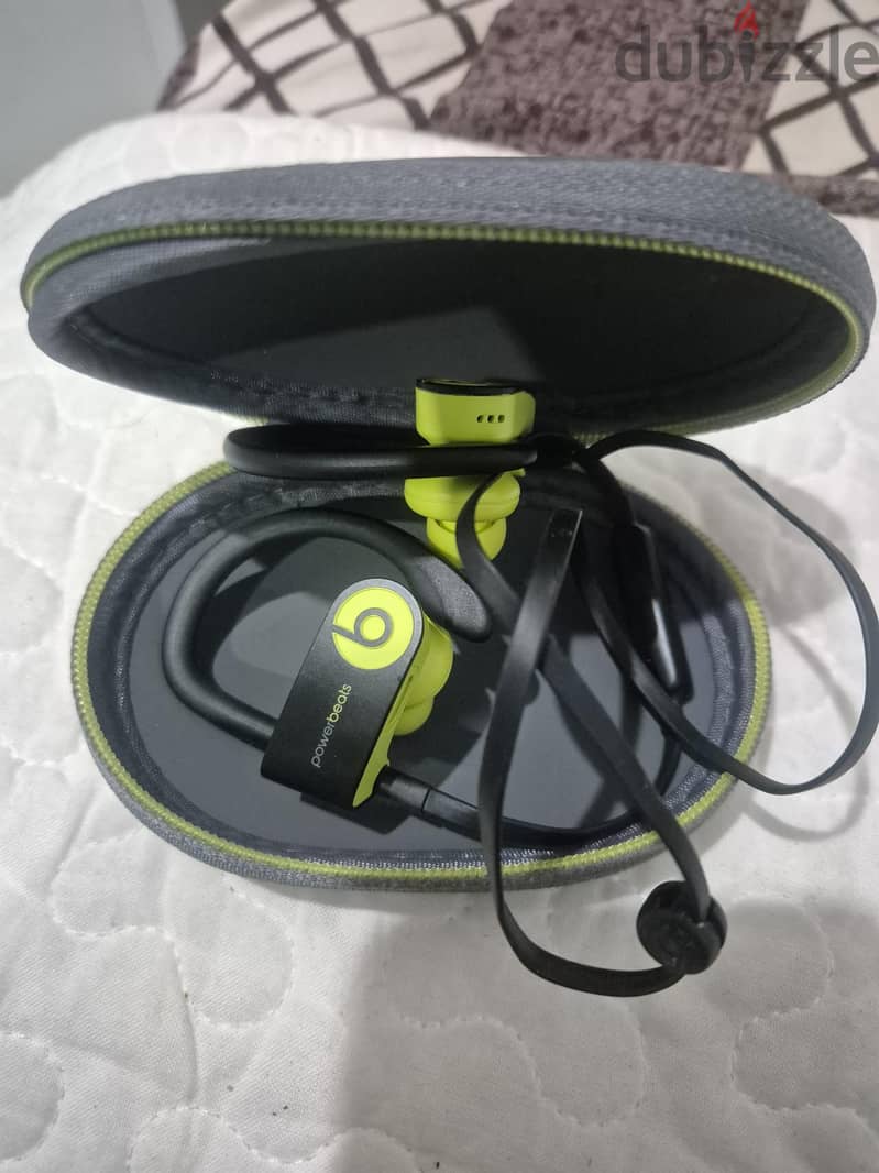 Power beats 3 earbuds 1
