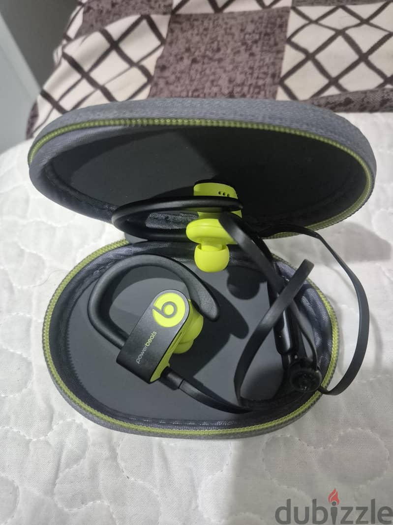 Power beats 3 earbuds 2