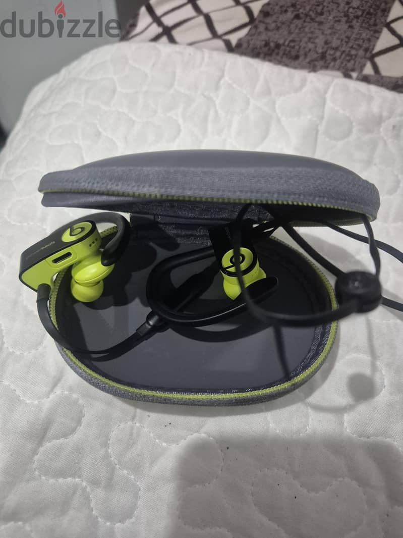 Power beats 3 earbuds 4