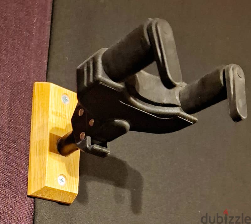 Hercules Stands Wall Mount Guitar Hanger 1