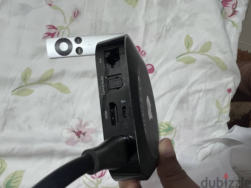 Apple device with original remote perfect condition 2
