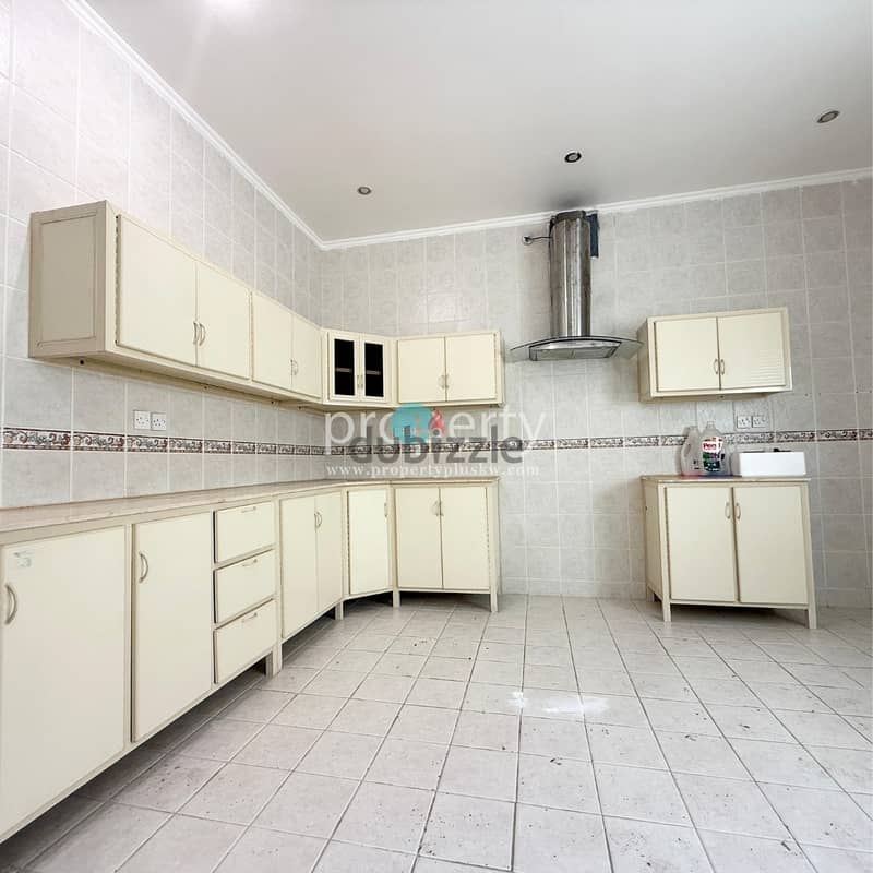 SPACIOUS SEVEN BEDROOM VILLA AVAILABLE IN ADAN 17