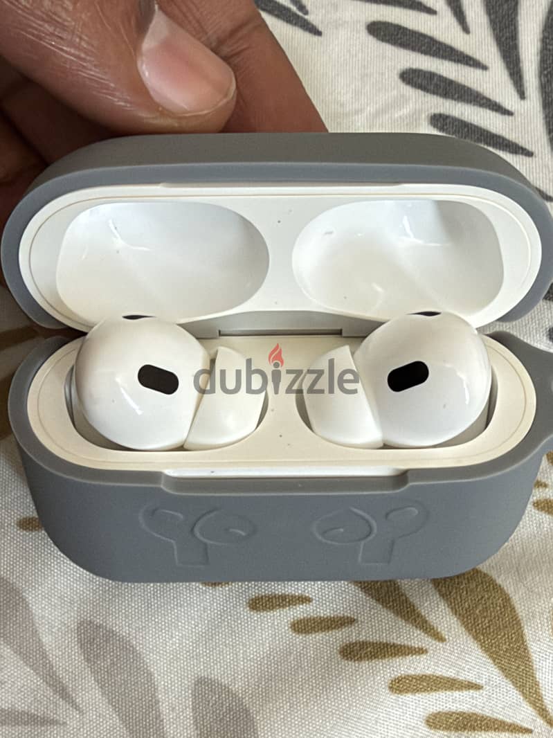 Apple AirPods Pro 2 –type -C Excellent Condition 5
