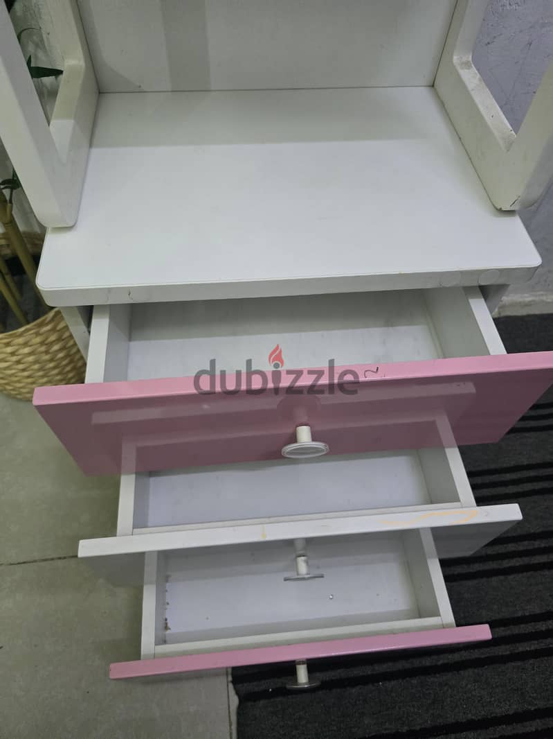 Shelves with Drawers 2