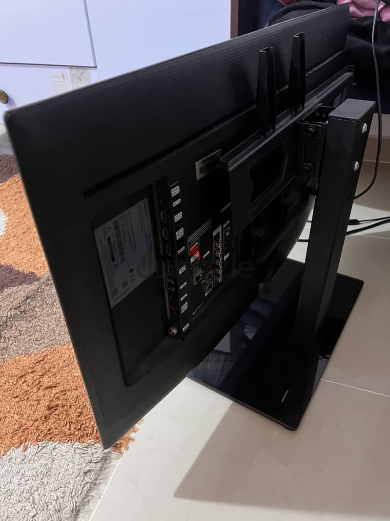Samsung 32 inch led with original remote and stand 5