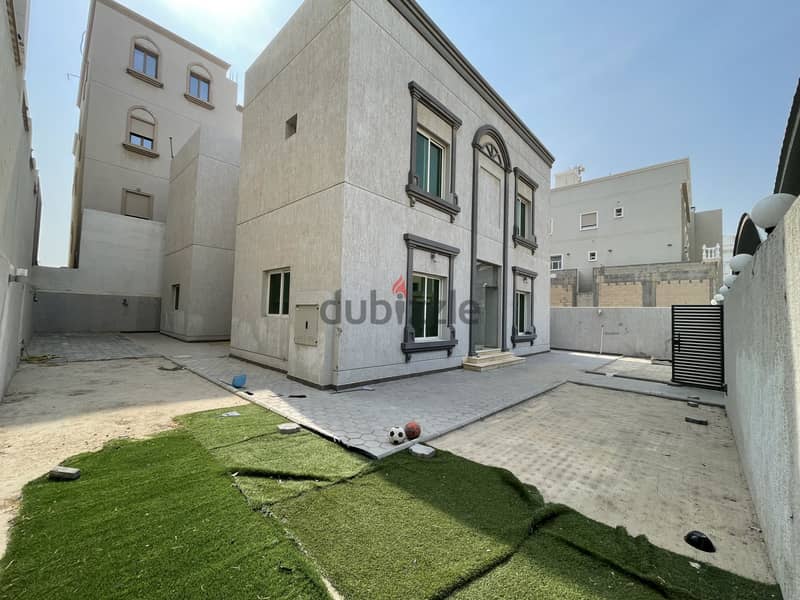 للإيجار فيلا غرب عبدالله المبارك 3