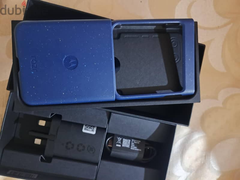 Motorola Razor 60 256gb only small Dott on lcd but you can use no 10