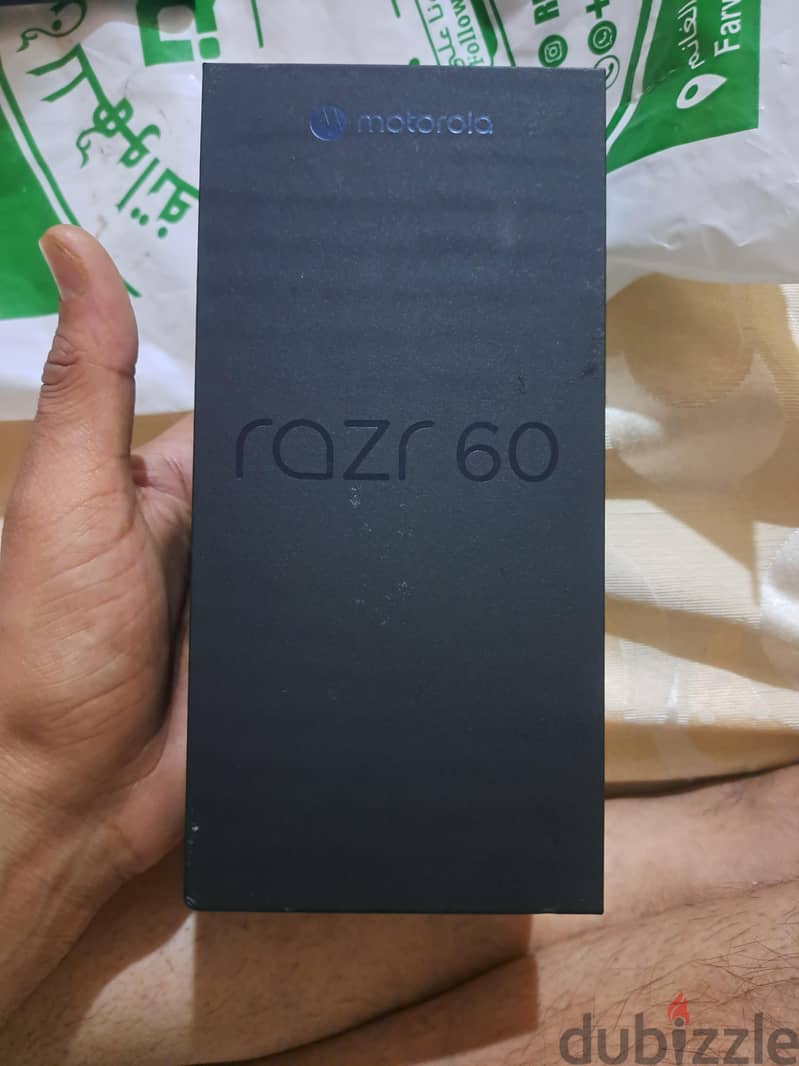 Motorola Razor 60 256gb only small Dott on lcd but you can use no 12