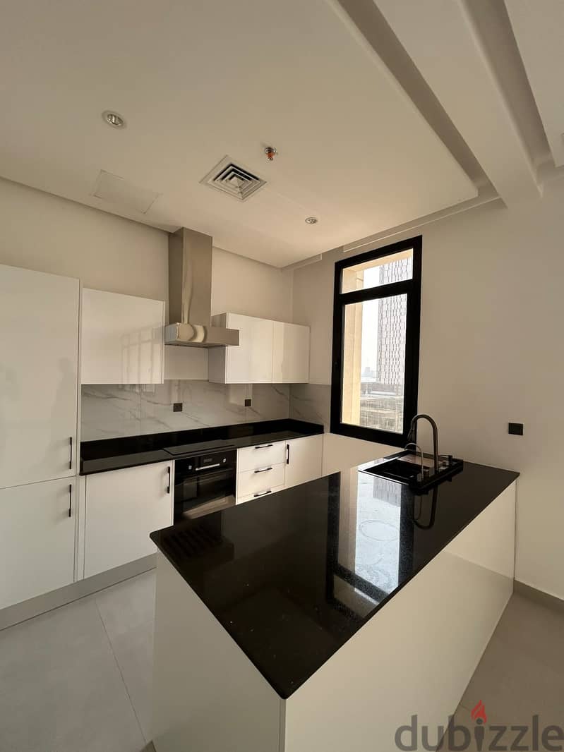 Semi-furnished apartment with a balcony and partial sea view for rent 4