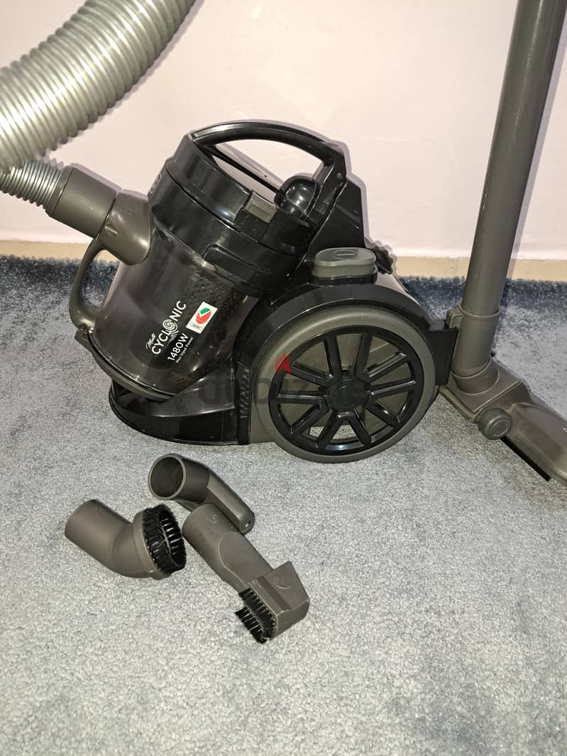 Black + Decker 1480W Bagless Multi-Cyclonic Canister Vacuum Cleaner 3