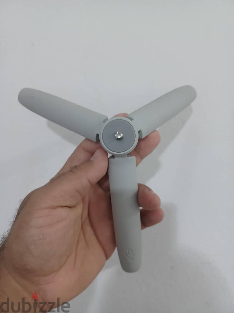 للبيع ستاند ترايبود أصلي DJI OM Grip Tripod – بحالة ممتازة 3