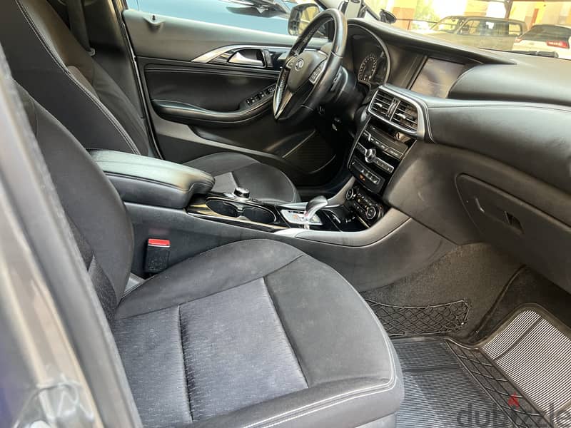 INFINITI Q30 2018 ( lady use  ) 6