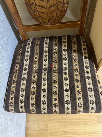 4 pcs of solid classical wooden chairs throwing price