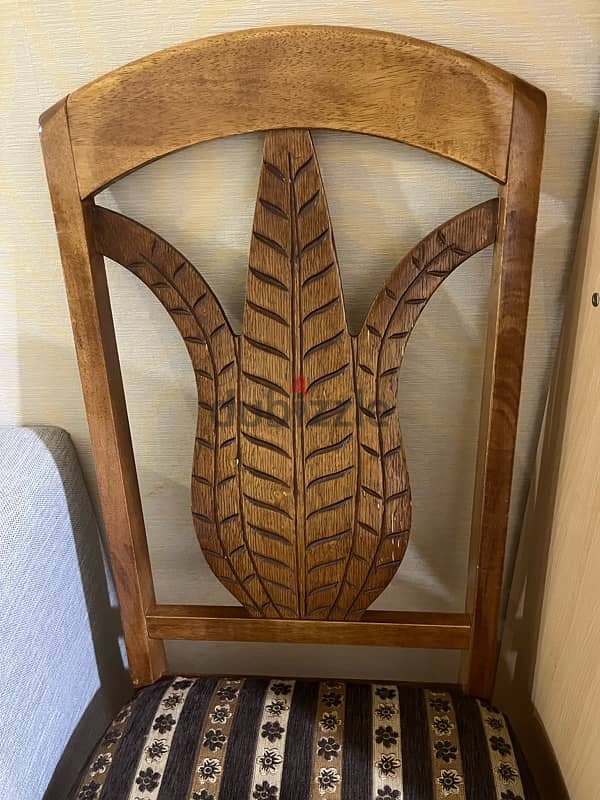 4 pcs of solid classical wooden chairs throwing price 1